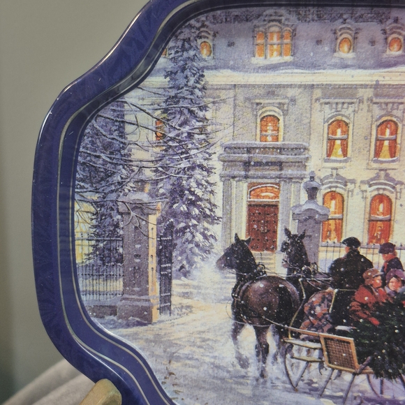 Adorable 3-Piece Set of Small Tin Platters - 7.75" x 6.5" - Picture 6 of 15